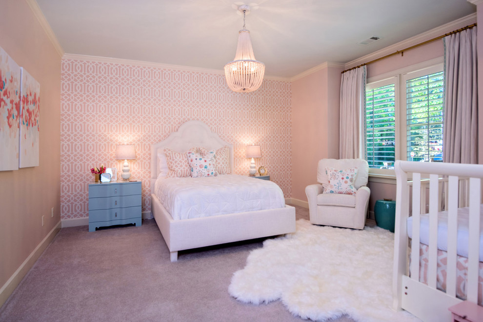 Aménagement d'une grande chambre avec moquette classique avec un mur rose.