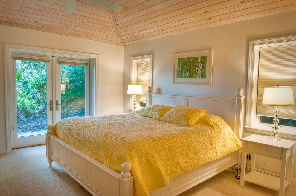 Foto di una camera matrimoniale costiera di medie dimensioni con pareti bianche, moquette e pavimento beige