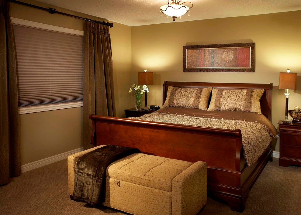 Modelo de dormitorio principal clásico renovado grande con paredes beige y moqueta