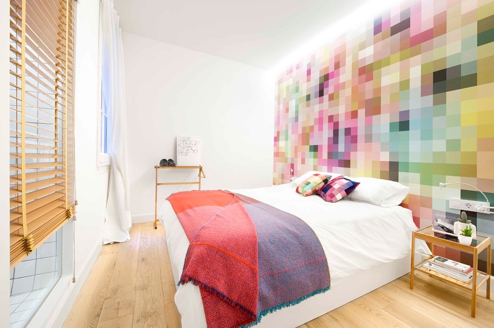 На фото: хозяйская спальня среднего размера в скандинавском стиле с разноцветными стенами и светлым паркетным полом без камина с