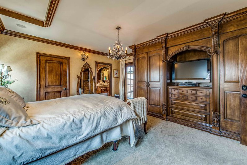 Großes Klassisches Hauptschlafzimmer ohne Kamin mit beiger Wandfarbe, Teppichboden und braunem Boden in Orange County