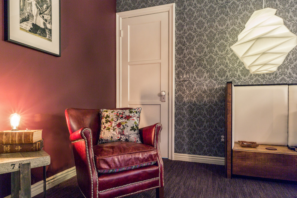 Immagine di una camera matrimoniale eclettica di medie dimensioni con pareti rosse e moquette