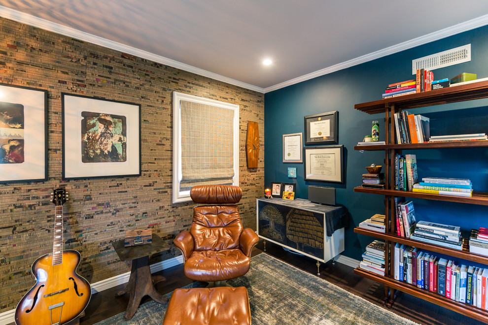 Mittelgroßes Eklektisches Hauptschlafzimmer mit Teppichboden und blauer Wandfarbe in Orange County