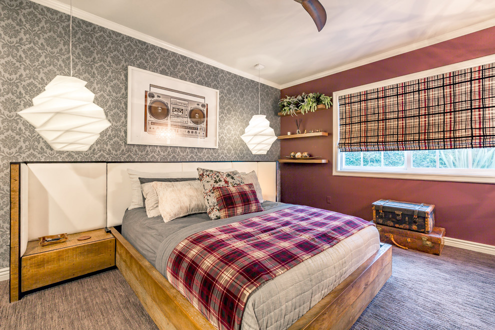 На фото: хозяйская спальня среднего размера в стиле неоклассика (современная классика) с красными стенами и ковровым покрытием с