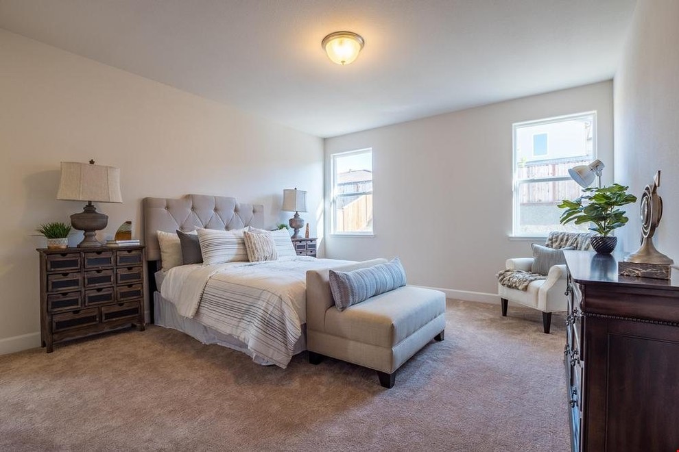 Imagen de dormitorio principal campestre de tamaño medio con paredes beige, moqueta y suelo beige