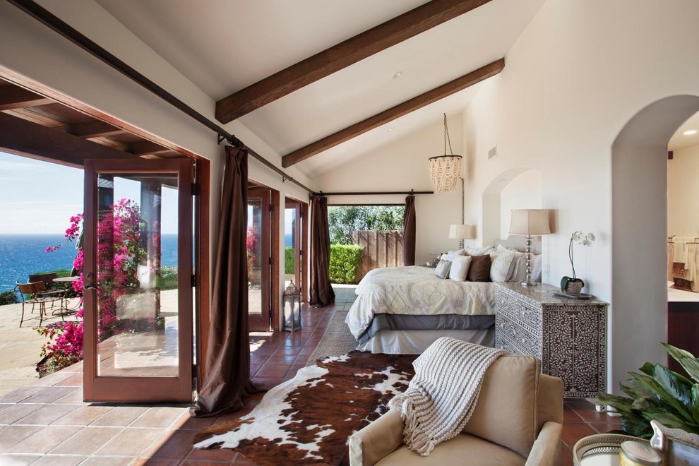 Mediterranes Hauptschlafzimmer mit weißer Wandfarbe und Terrakottaboden in Santa Barbara
