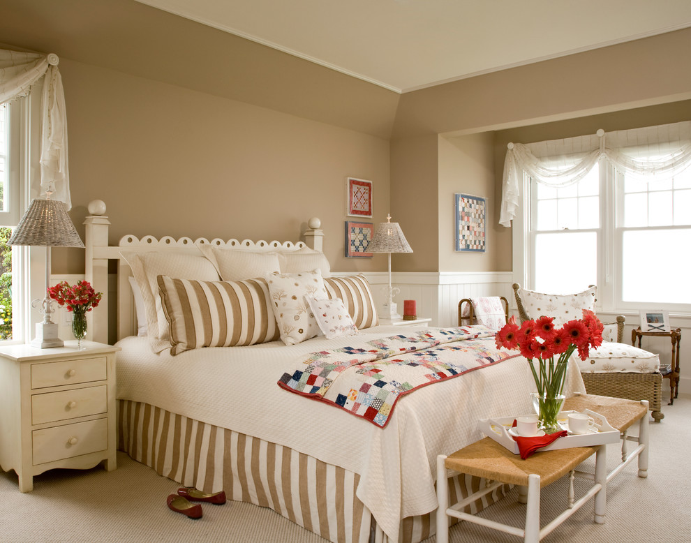 Свежая идея для дизайна: гостевая спальня (комната для гостей) в морском стиле с бежевыми стенами и ковровым покрытием без камина - отличное фото интерьера