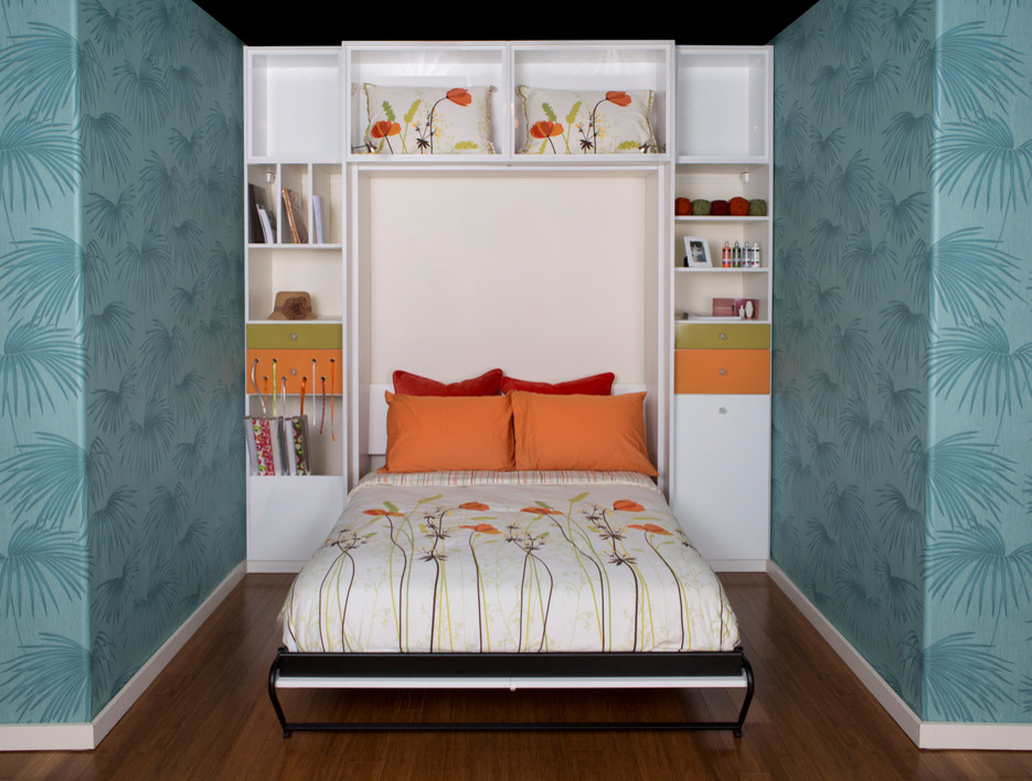 Diseño de habitación de invitados contemporánea de tamaño medio sin chimenea con paredes azules, suelo de madera en tonos medios y suelo beige