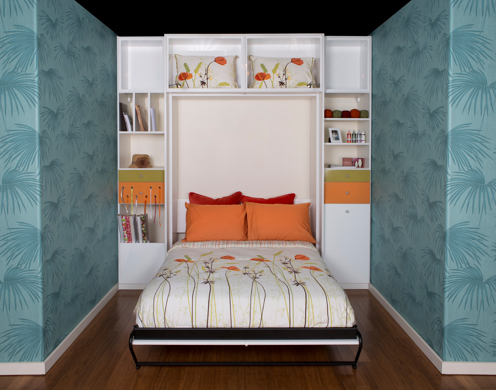 Idée de décoration pour une petite chambre d'amis design avec un mur bleu, parquet foncé et aucune cheminée.