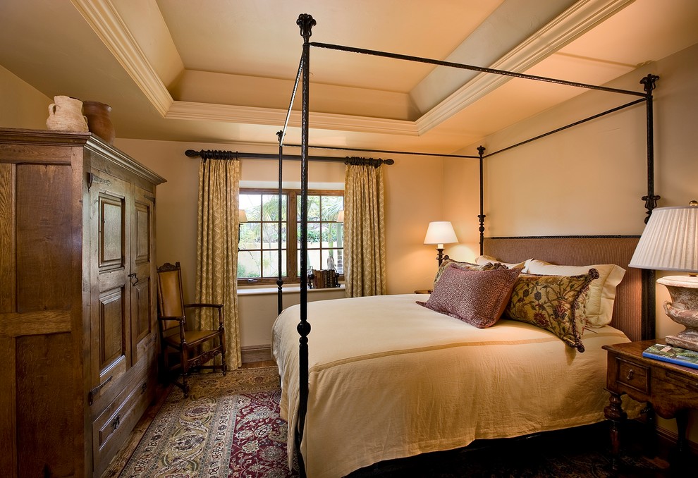 На фото: гостевая спальня (комната для гостей) в средиземноморском стиле с бежевыми стенами с