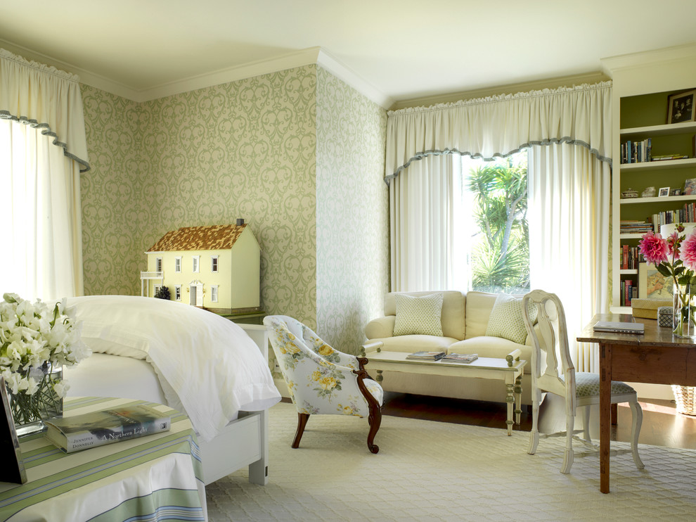 Источник вдохновения для домашнего уюта: гостевая спальня среднего размера, (комната для гостей) в классическом стиле с зелеными стенами и темным паркетным полом