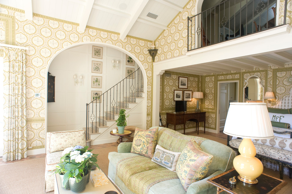Ejemplo de habitación de invitados clásica extra grande sin chimenea con suelo de baldosas de porcelana, paredes beige y suelo beige