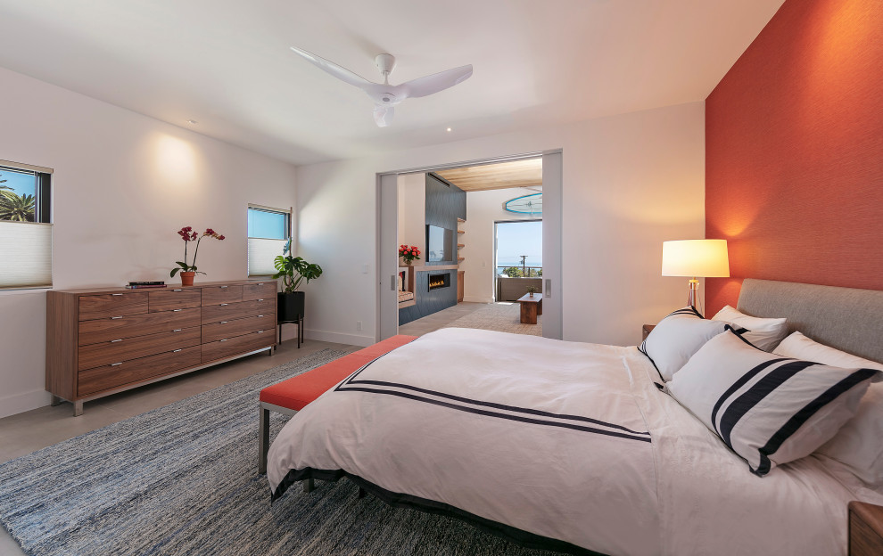 Стильный дизайн: хозяйская спальня среднего размера в морском стиле с белыми стенами, полом из керамической плитки, бежевым полом и деревянным потолком без камина - последний тренд