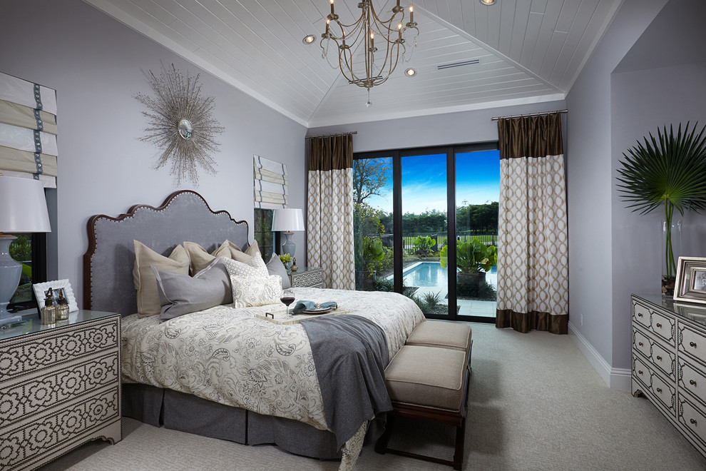 Foto de dormitorio principal clásico renovado grande con paredes multicolor, moqueta y suelo beige
