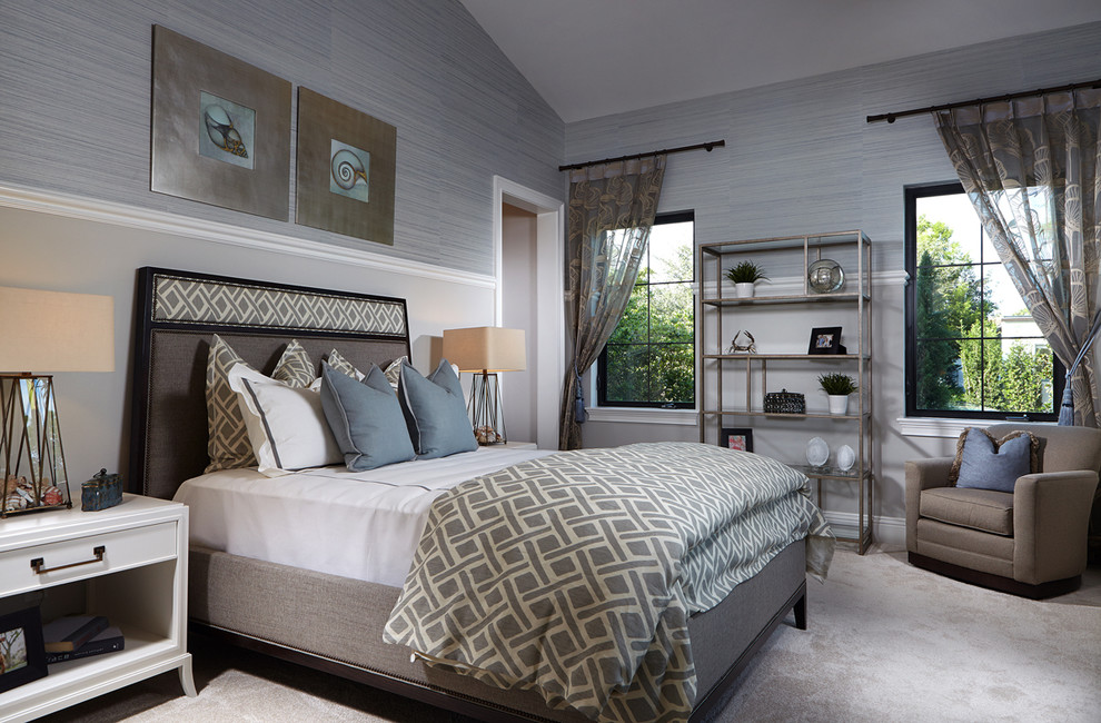 Ejemplo de habitación de invitados tradicional renovada con paredes multicolor, moqueta y suelo beige