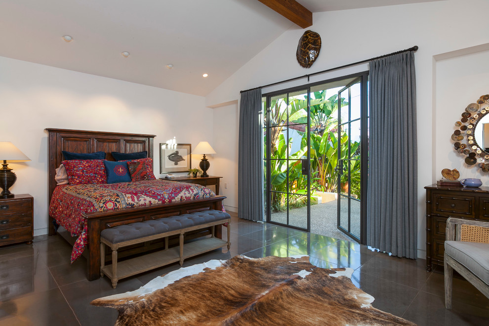 Modernes Schlafzimmer ohne Kamin mit weißer Wandfarbe in Santa Barbara