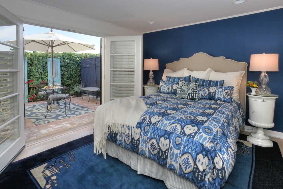 Kleines Klassisches Hauptschlafzimmer ohne Kamin mit blauer Wandfarbe und dunklem Holzboden in Los Angeles