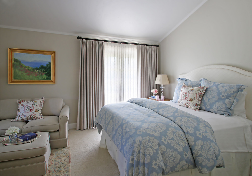 Diseño de habitación de invitados tradicional de tamaño medio con paredes beige, moqueta y suelo beige