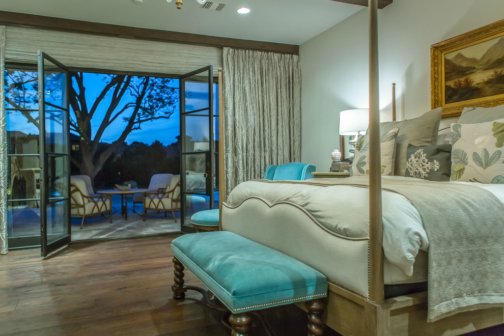 Diseño de dormitorio principal de estilo americano grande con paredes blancas y suelo de madera en tonos medios