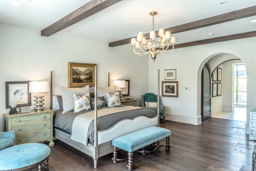 Diseño de dormitorio principal de estilo americano grande con paredes blancas y suelo de madera en tonos medios