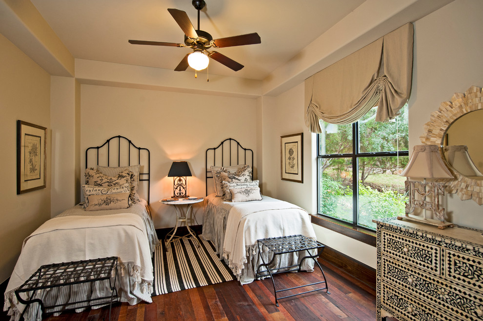 На фото: гостевая спальня (комната для гостей) в классическом стиле с белыми стенами и темным паркетным полом без камина с