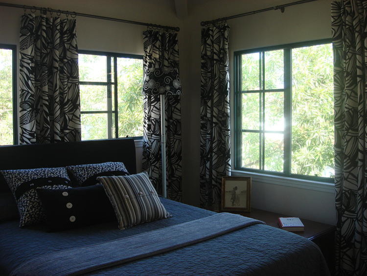 Kleines Maritimes Gästezimmer mit weißer Wandfarbe und Teppichboden in Santa Barbara