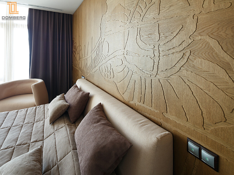 На фото: хозяйская спальня в восточном стиле с коричневыми стенами и деревянными стенами