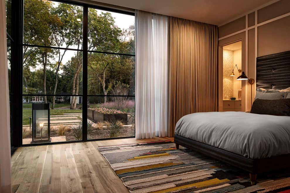 Idee per una camera da letto minimal con pareti marroni e parquet chiaro