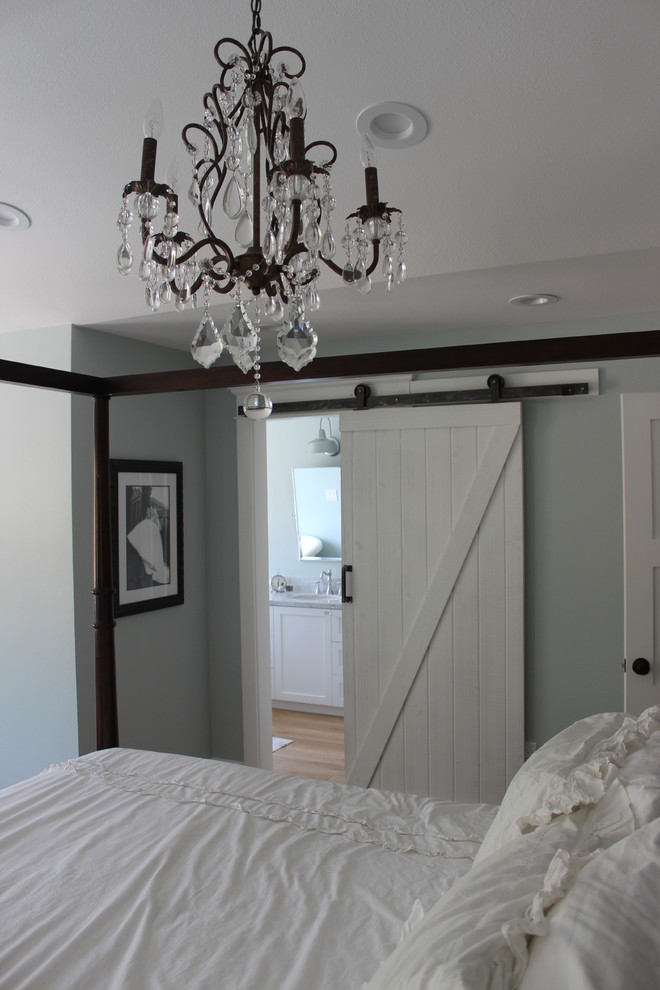 На фото: спальня в классическом стиле с полом из ламината