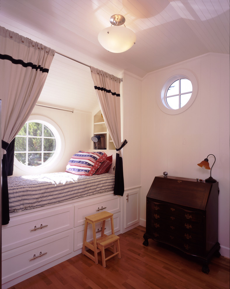 Diseño de habitación de invitados marinera de tamaño medio sin chimenea con paredes blancas y suelo de madera en tonos medios