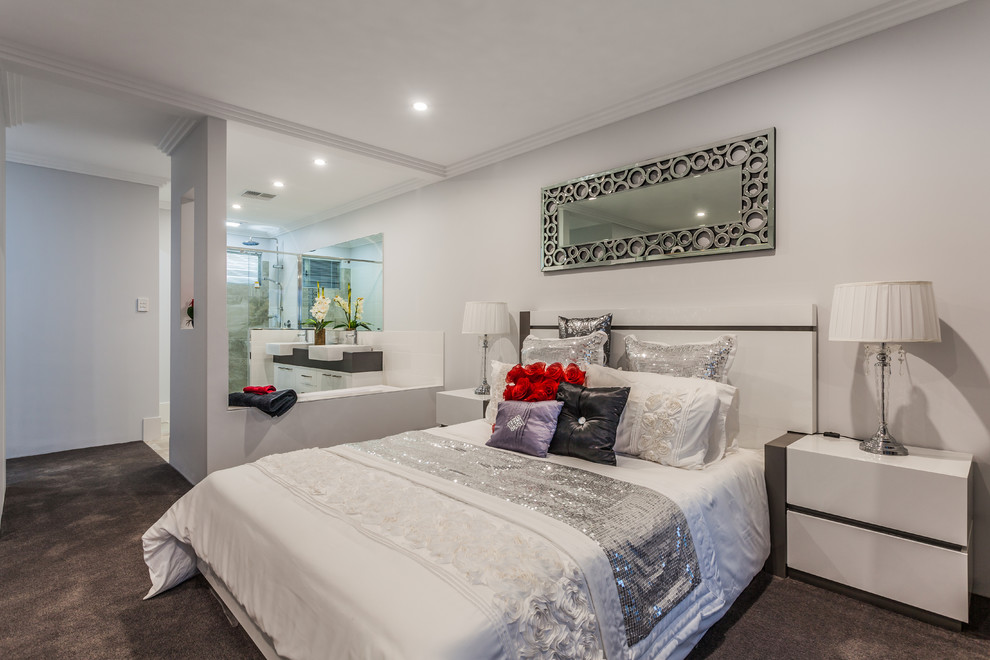 Свежая идея для дизайна: хозяйская спальня в современном стиле с белыми стенами и ковровым покрытием - отличное фото интерьера
