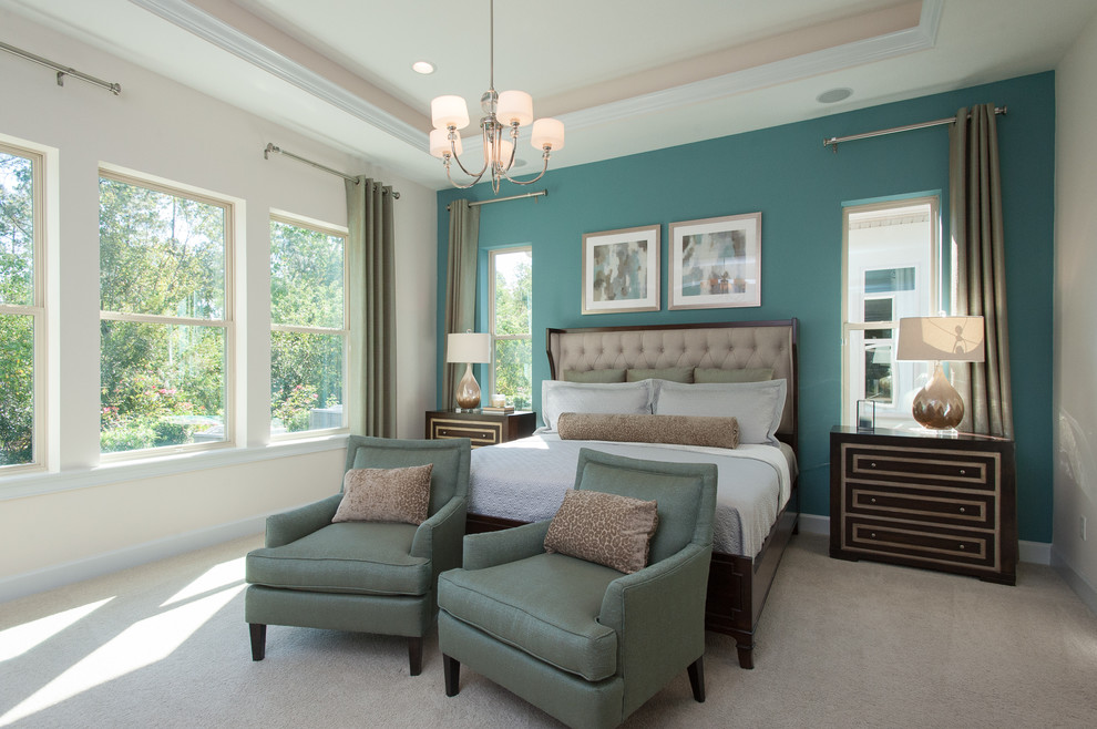 Imagen de dormitorio principal clásico renovado de tamaño medio con paredes púrpuras y suelo de baldosas de cerámica