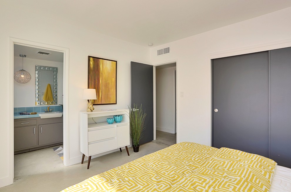 Идея дизайна: хозяйская спальня среднего размера в стиле ретро с белыми стенами и бетонным полом