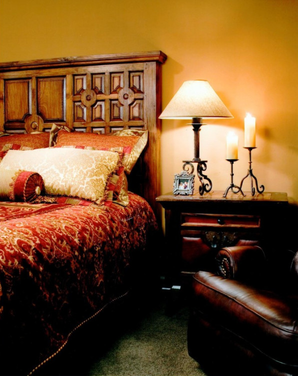 Идея дизайна: хозяйская спальня в стиле фьюжн с желтыми стенами, ковровым покрытием и зеленым полом