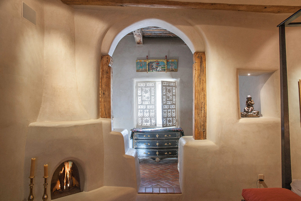 Großes Mediterranes Hauptschlafzimmer ohne Kamin mit beiger Wandfarbe, Backsteinboden und rotem Boden in Albuquerque