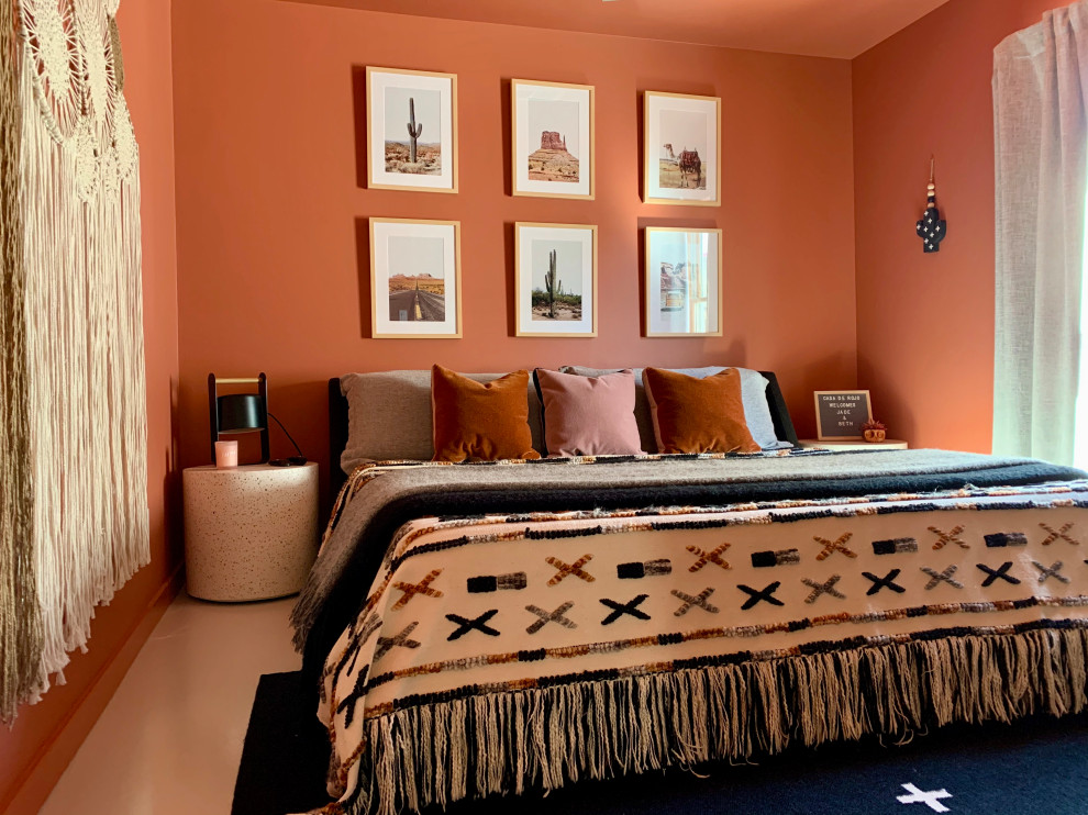 Cette photo montre une chambre sud-ouest américain avec un mur orange, sol en béton ciré et un sol gris.