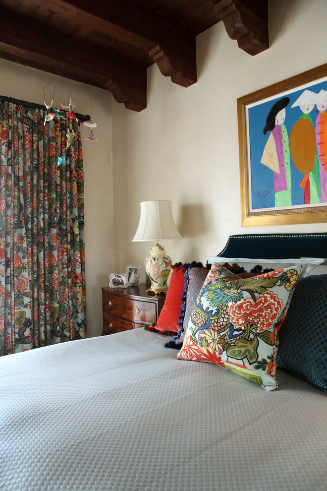 Mediterranes Schlafzimmer mit beiger Wandfarbe in Seattle