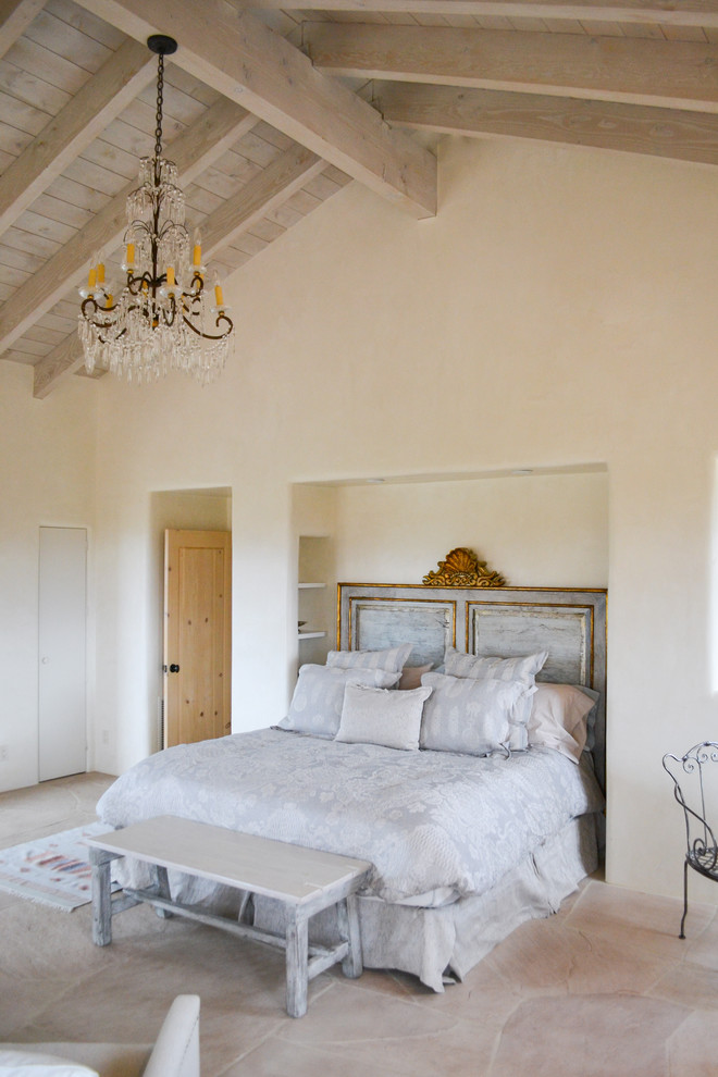 Foto de dormitorio mediterráneo con paredes beige, moqueta y suelo beige