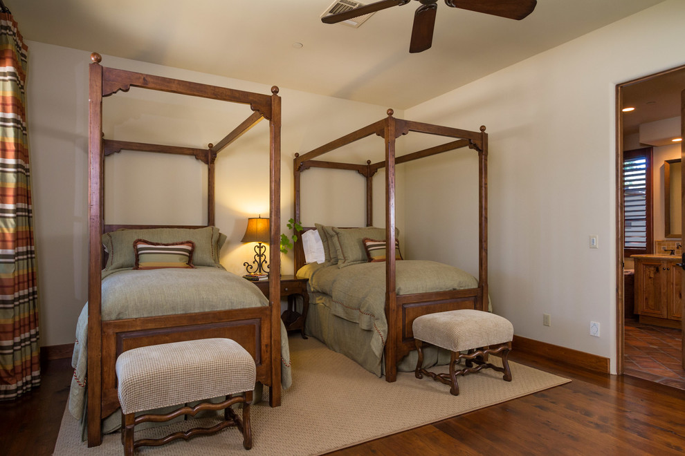 На фото: гостевая спальня среднего размера, (комната для гостей) в средиземноморском стиле с паркетным полом среднего тона