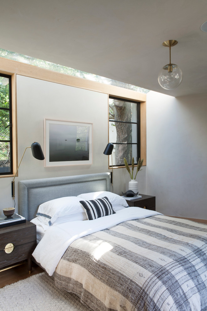 Imagen de dormitorio principal moderno de tamaño medio con suelo de madera clara