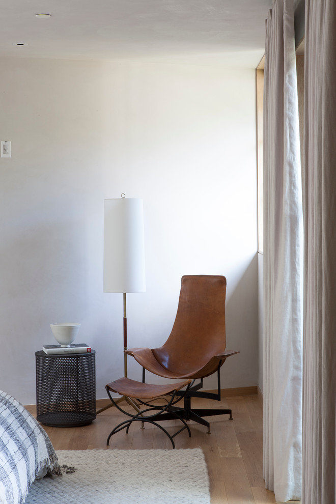 Ispirazione per una camera matrimoniale minimalista di medie dimensioni con parquet chiaro