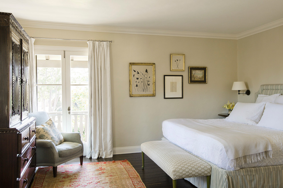 Imagen de habitación de invitados mediterránea de tamaño medio con paredes beige y suelo de madera oscura