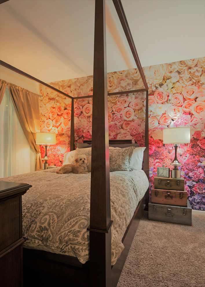 Idée de décoration pour une grande chambre tradition avec un mur multicolore, aucune cheminée et un sol marron.