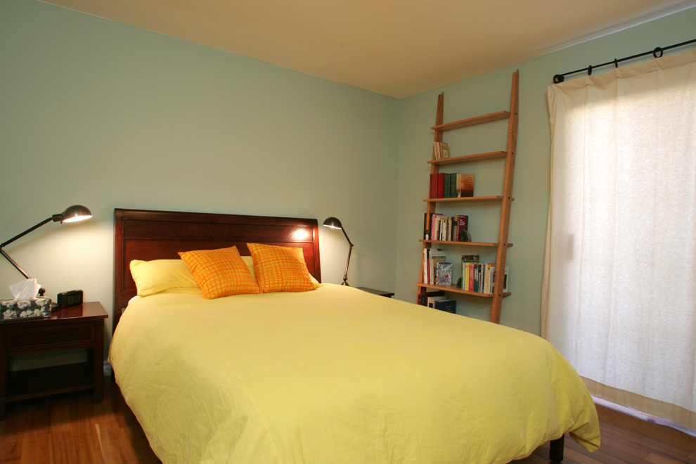 Immagine di una camera degli ospiti contemporanea di medie dimensioni con pareti verdi, parquet chiaro, nessun camino e pavimento marrone