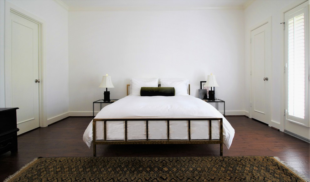 Modelo de habitación de invitados clásica renovada de tamaño medio sin chimenea con paredes blancas, suelo de madera oscura y suelo marrón