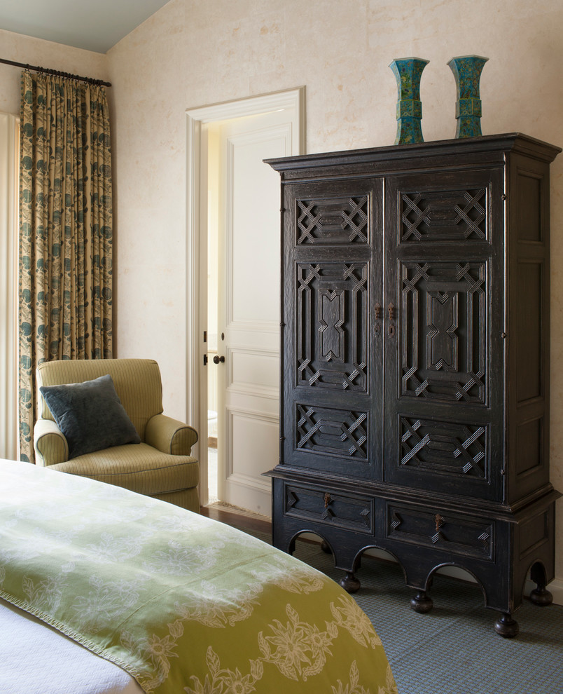Imagen de habitación de invitados mediterránea grande con paredes beige y suelo de madera oscura