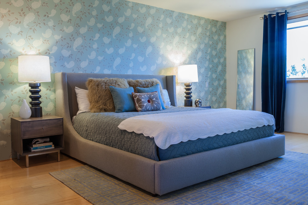 Источник вдохновения для домашнего уюта: большая хозяйская спальня в стиле неоклассика (современная классика) с синими стенами и светлым паркетным полом без камина