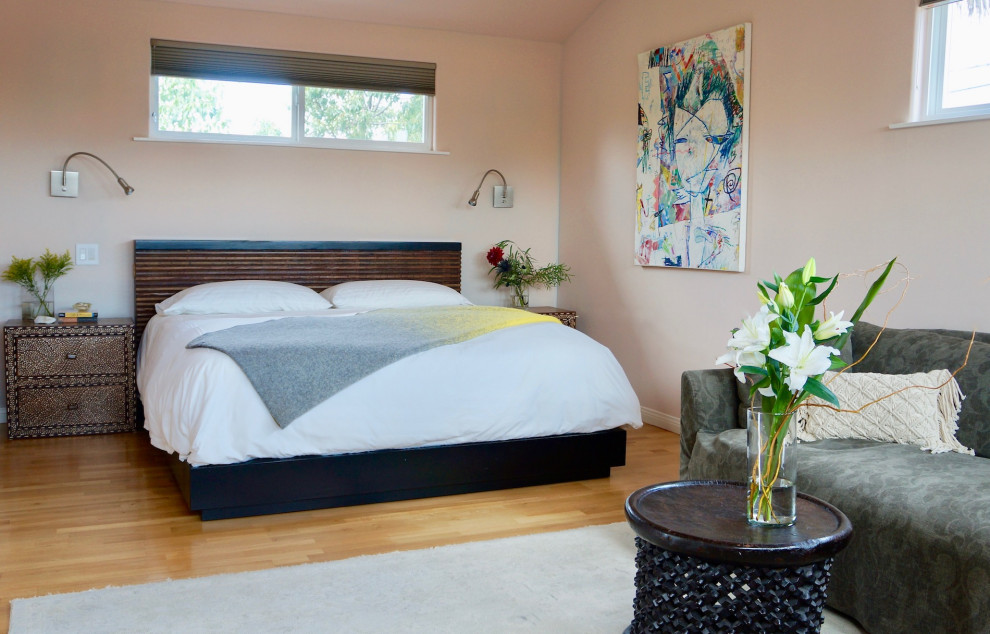Источник вдохновения для домашнего уюта: хозяйская спальня среднего размера в морском стиле с бежевыми стенами, светлым паркетным полом и желтым полом