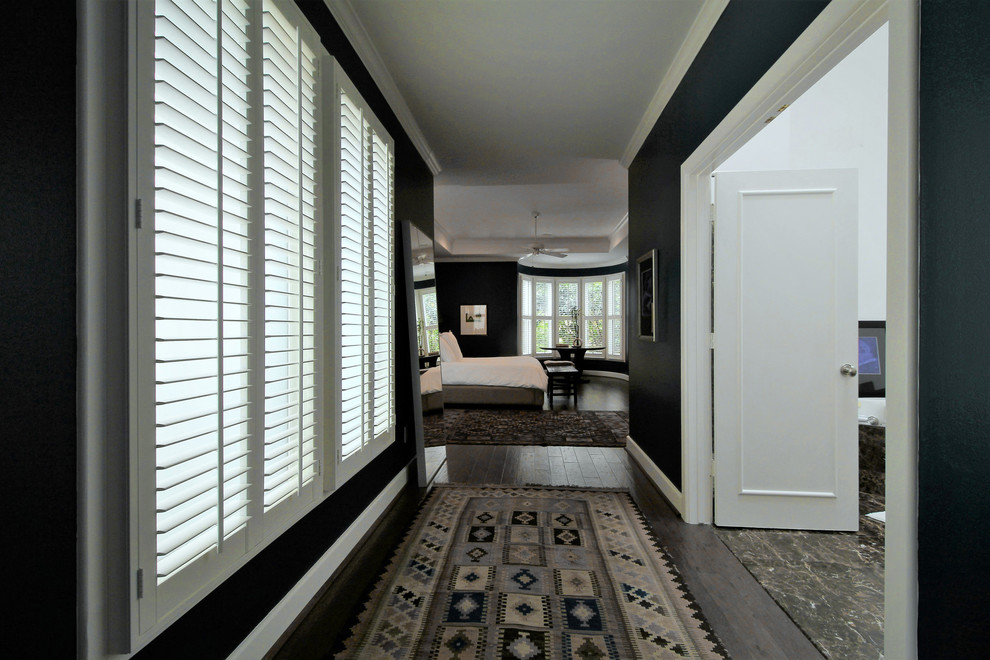 Exemple d'une grande chambre parentale chic avec parquet foncé, un mur bleu et un sol marron.