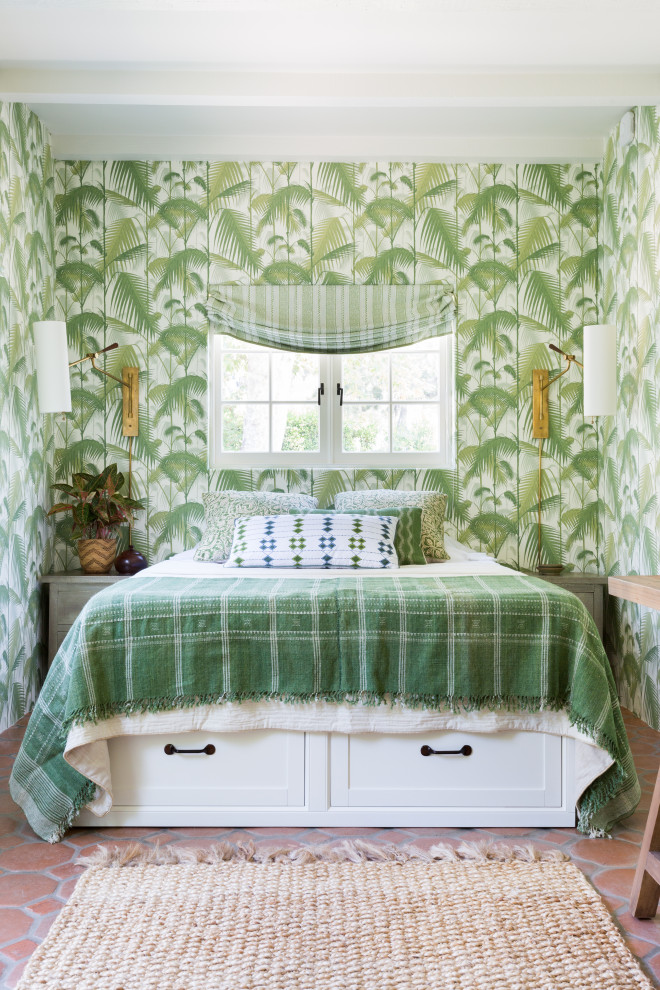 Свежая идея для дизайна: гостевая спальня среднего размера, (комната для гостей) в средиземноморском стиле с зелеными стенами, полом из терракотовой плитки, красным полом и обоями на стенах - отличное фото интерьера